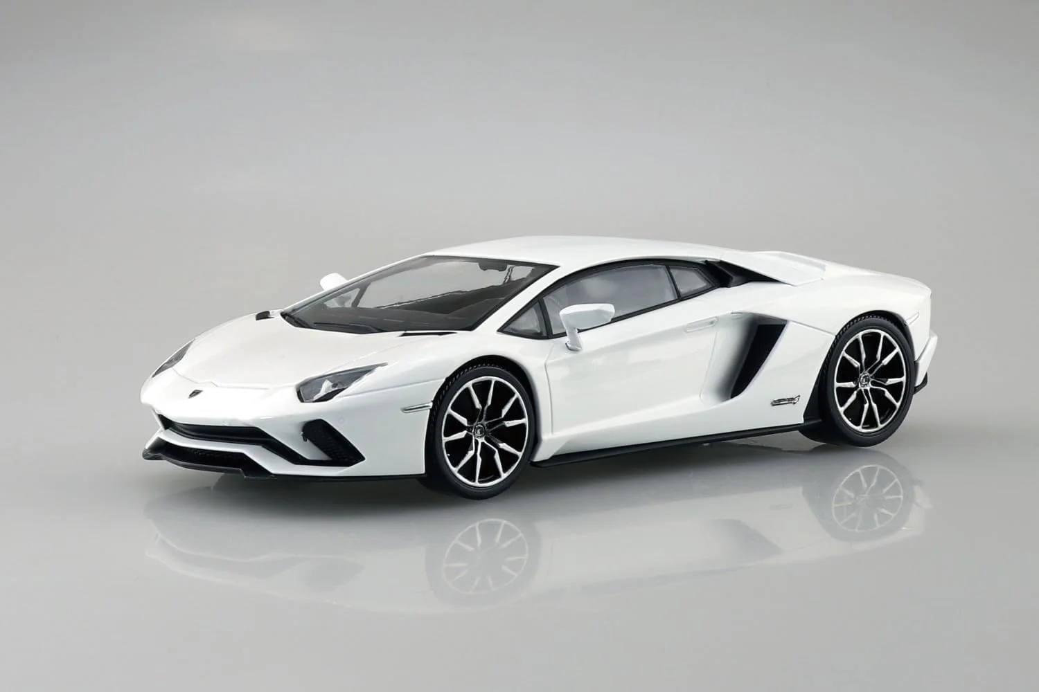 Aoshima 1/32 Snap Lamborghini Aventador S (Pearl White) - Image 3