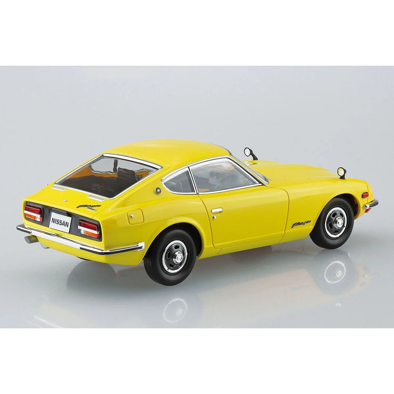 Aoshima 1/32 Snap Nissan S30 Fairlady Z (Yellow) - Image 3