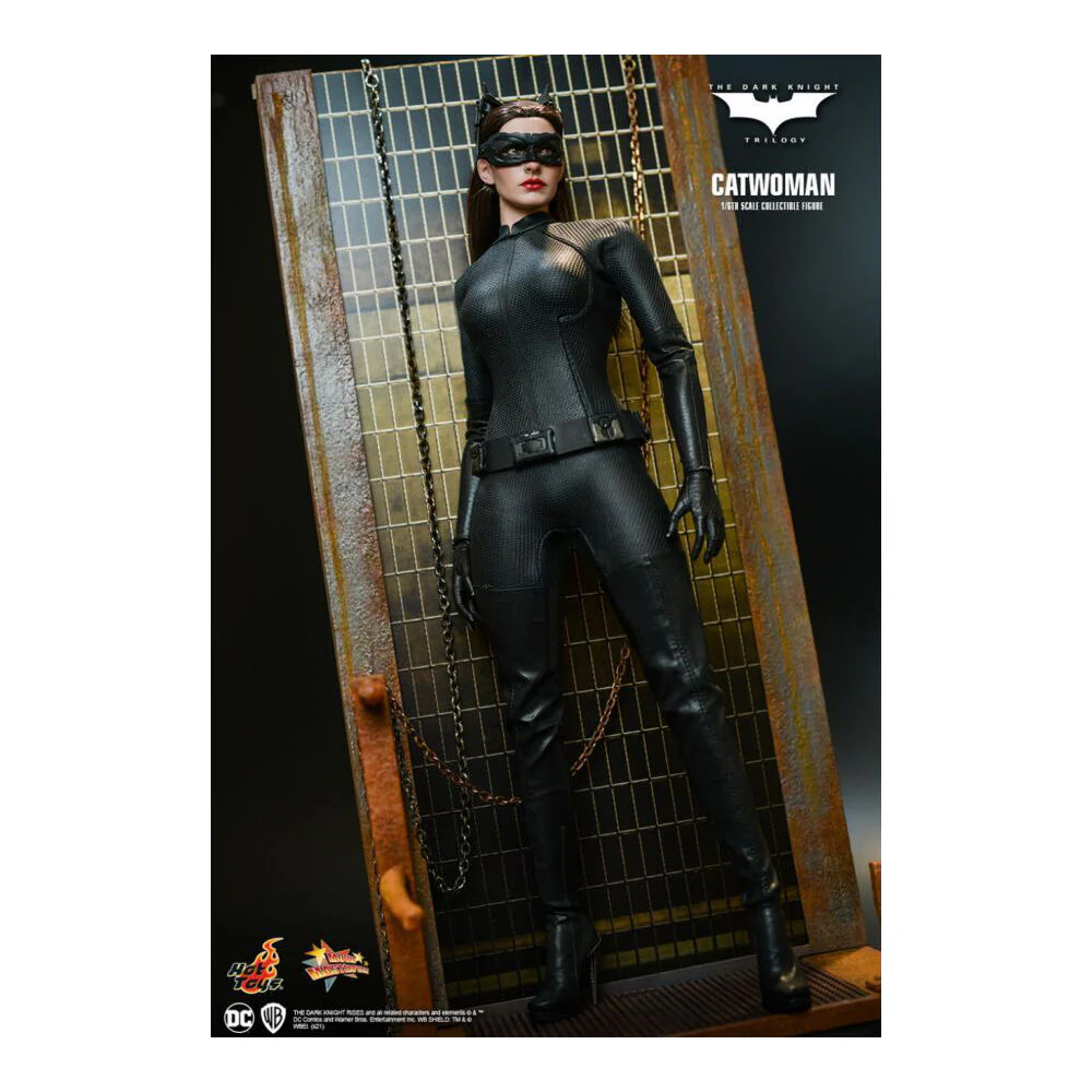 Batman The Dark Knight Trilogy Catwoman 1:6 Collectable Figure - Image 2