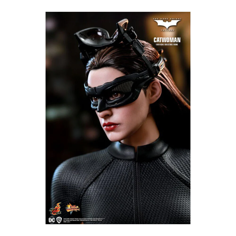 Batman The Dark Knight Trilogy Catwoman 1:6 Collectable Figure - Image 5