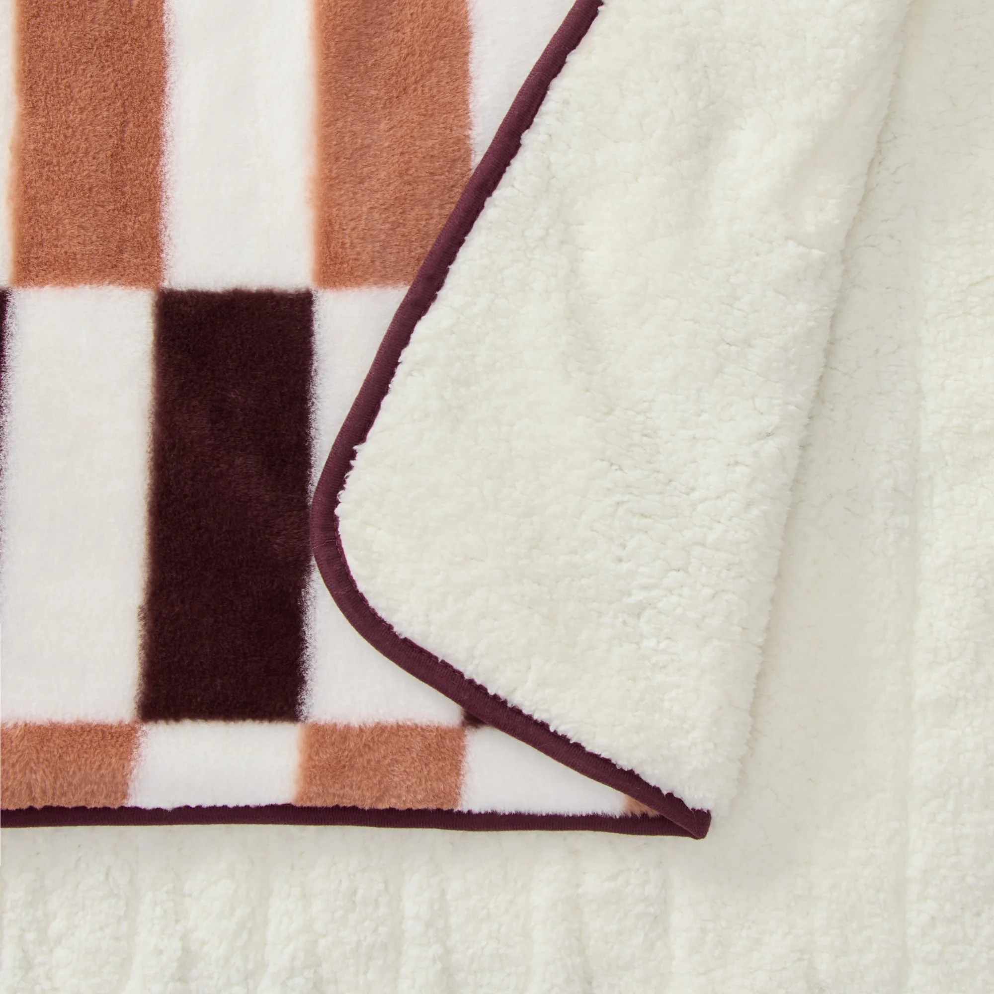 Dreamaker Alma Faux Fur Heated Throw [180x200cm] (Chocolate Mousse) - Image 3