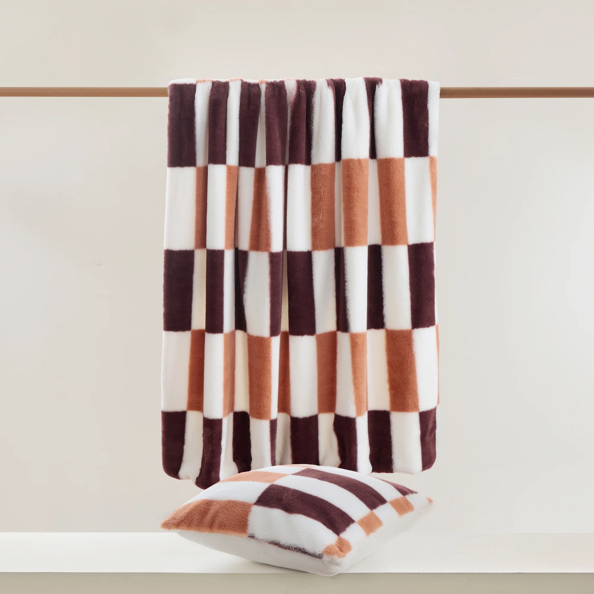 Dreamaker Alma Faux Fur Heated Throw [180x200cm] (Chocolate Mousse) - Image 9