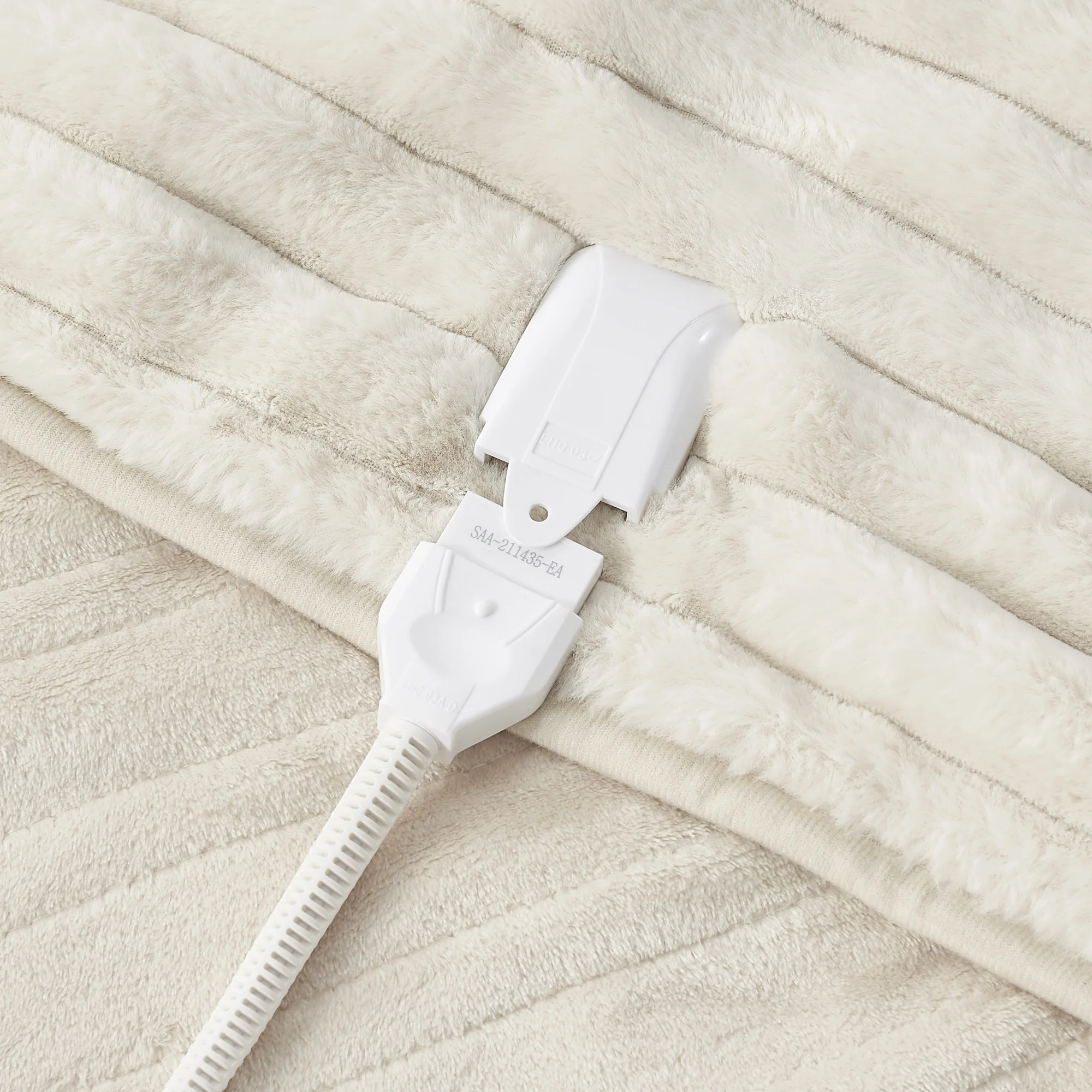 Dreamaker Chunky Embossed Fleece Electric Heated Throw Blanket [130x160cm] (Natural) - Image 6
