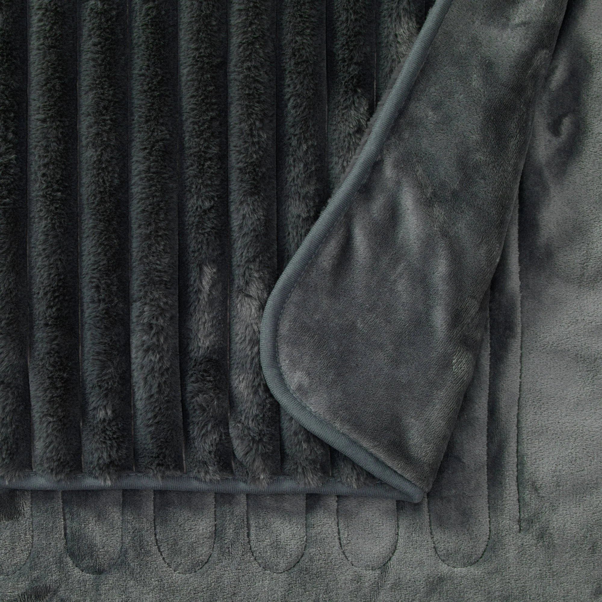 Dreamaker Cirra Chunky Embossed Fleece Heated Throw [180x200cm] (Charcoal) - Image 3