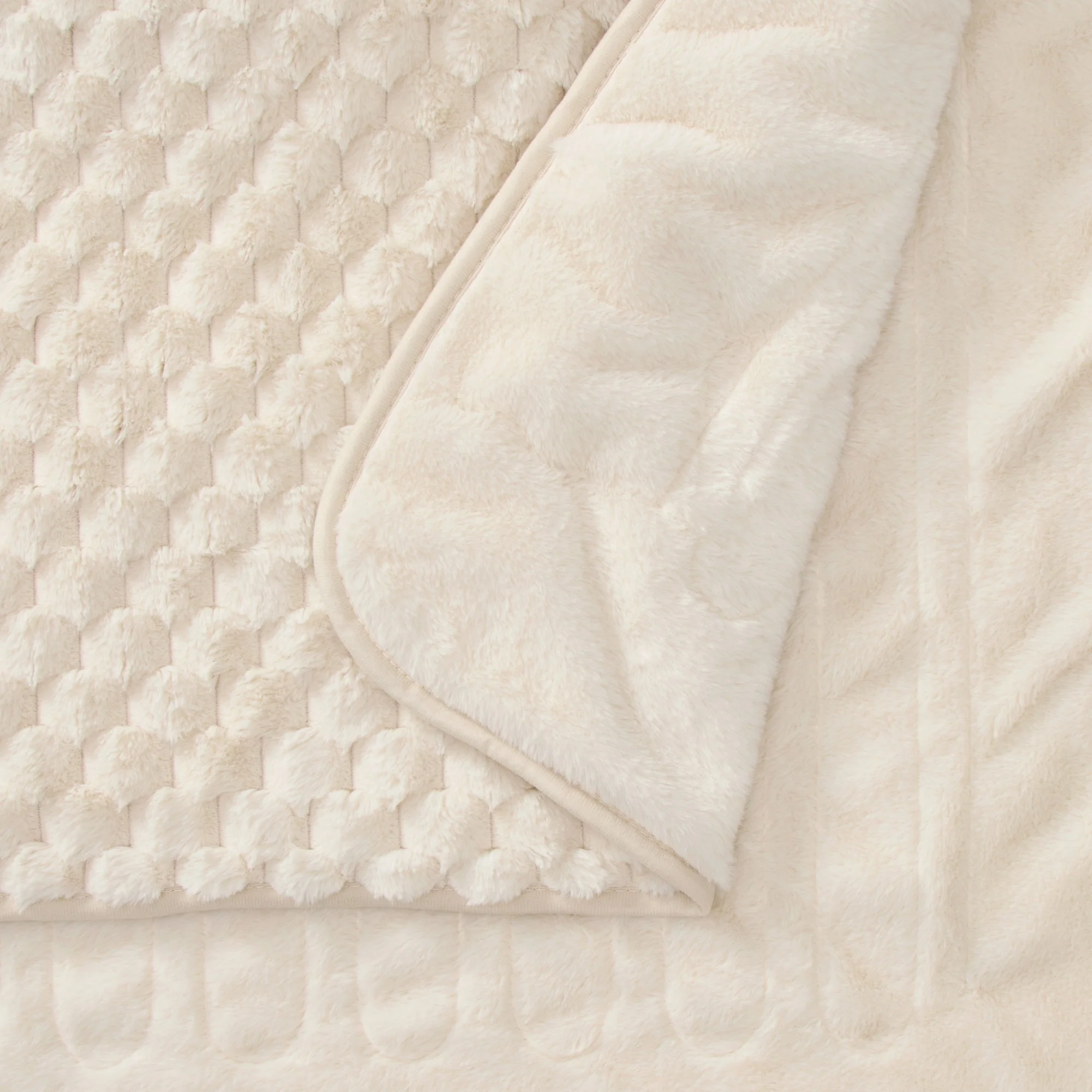Dreamaker Emmett Textured Faux Fur Heated Throw [130x160cm] (Cream) - Image 3