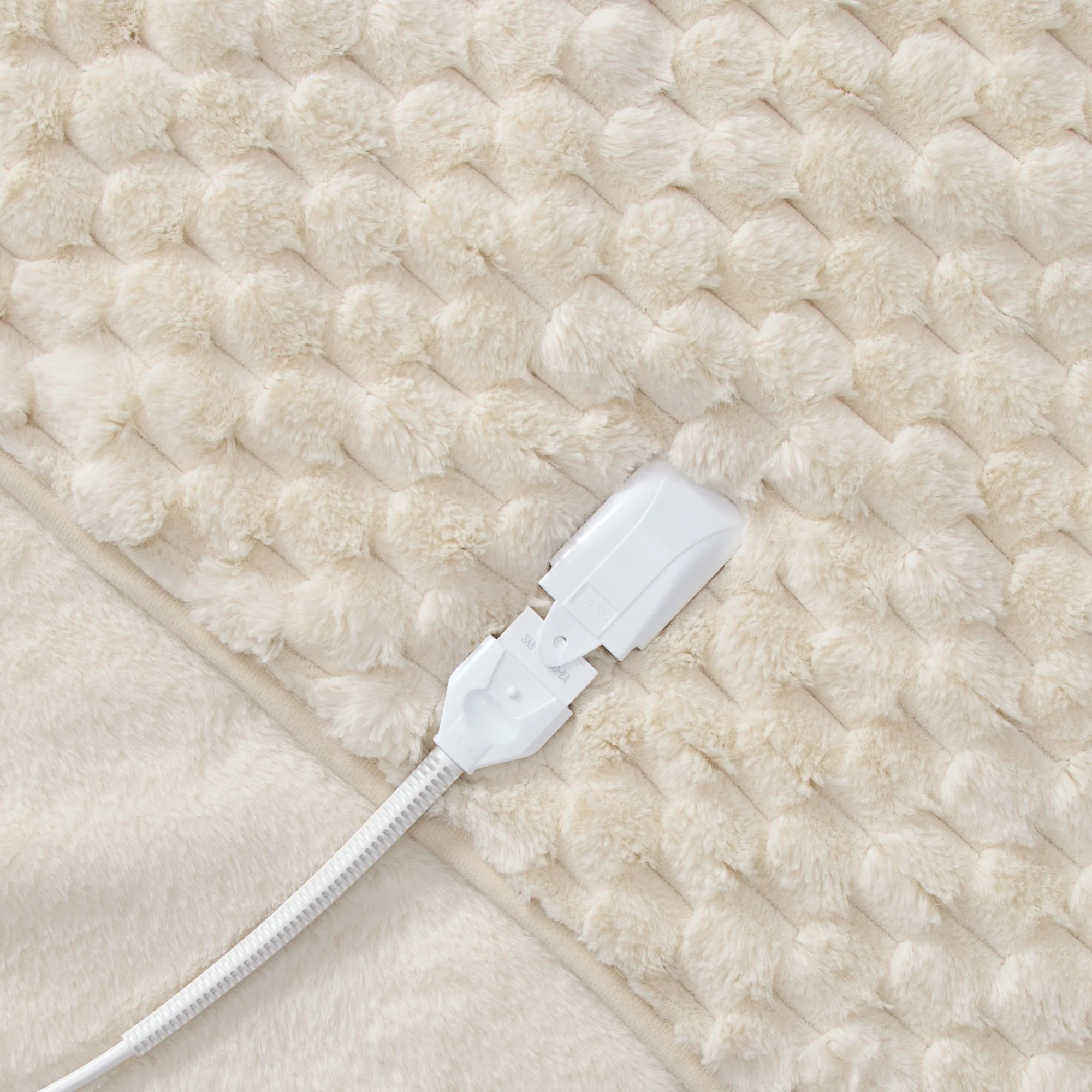 Dreamaker Emmett Textured Faux Fur Heated Throw [180x200cm] (Cream) - Image 4