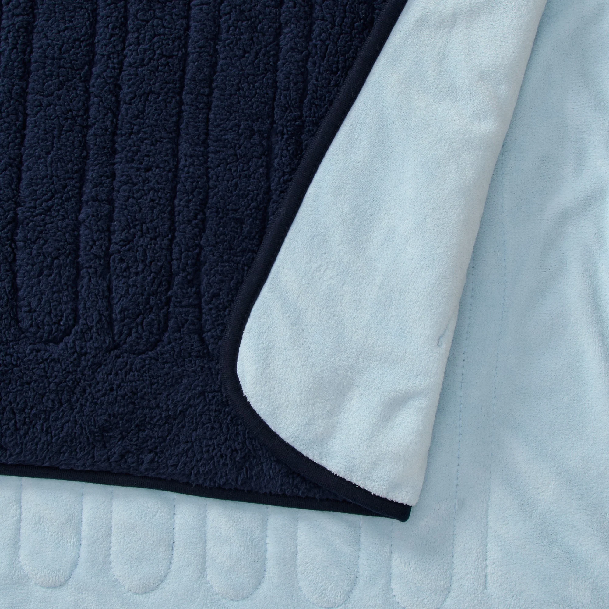 Dreamaker Eve Reversible Sherpa and Coral Fleece Heated Throw [180x200cm] (Midnight Blue/Sky) - Image 3