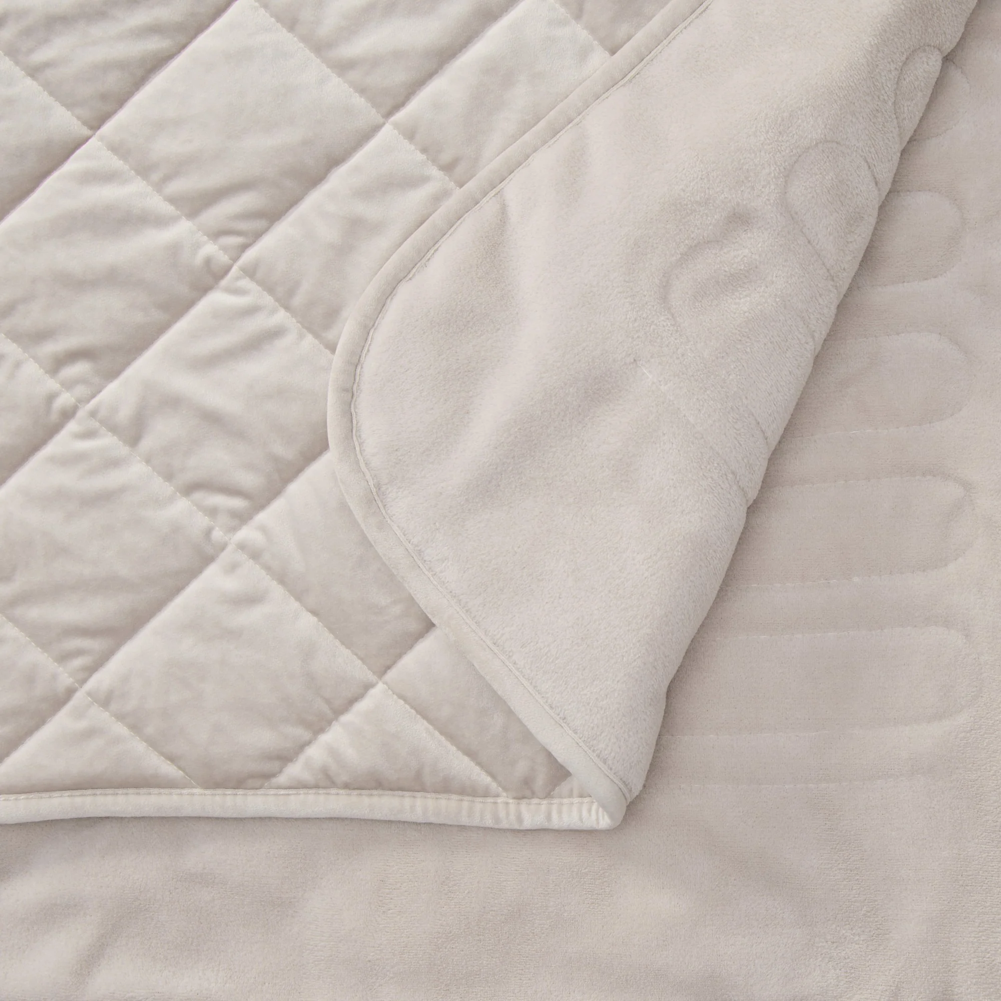 Dreamaker Haven Velvet Heated Throw [130x160cm] (Stone) - Image 3