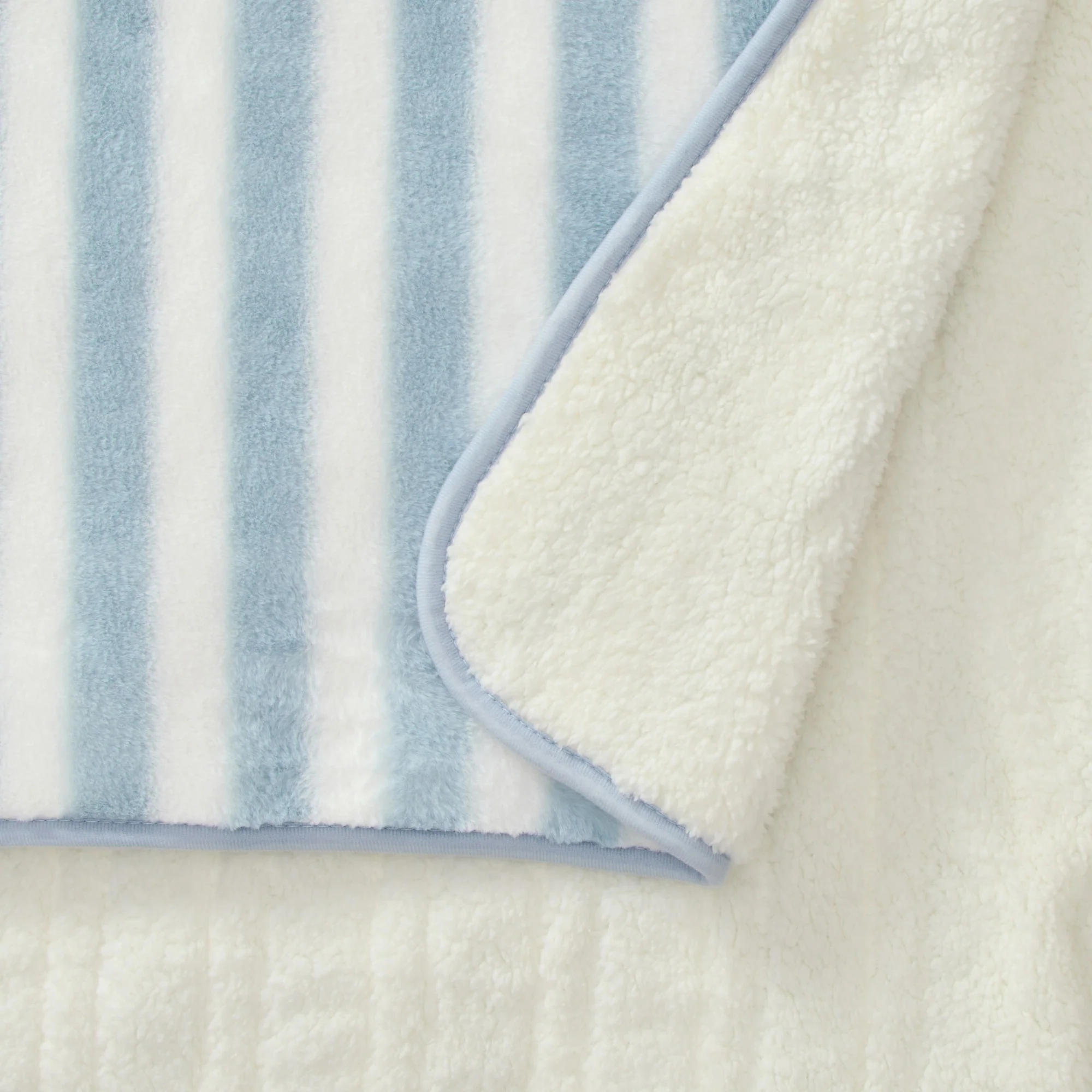 Dreamaker Linea Faux Fur Heated Throw [130x160cm] (Blue) - Image 3