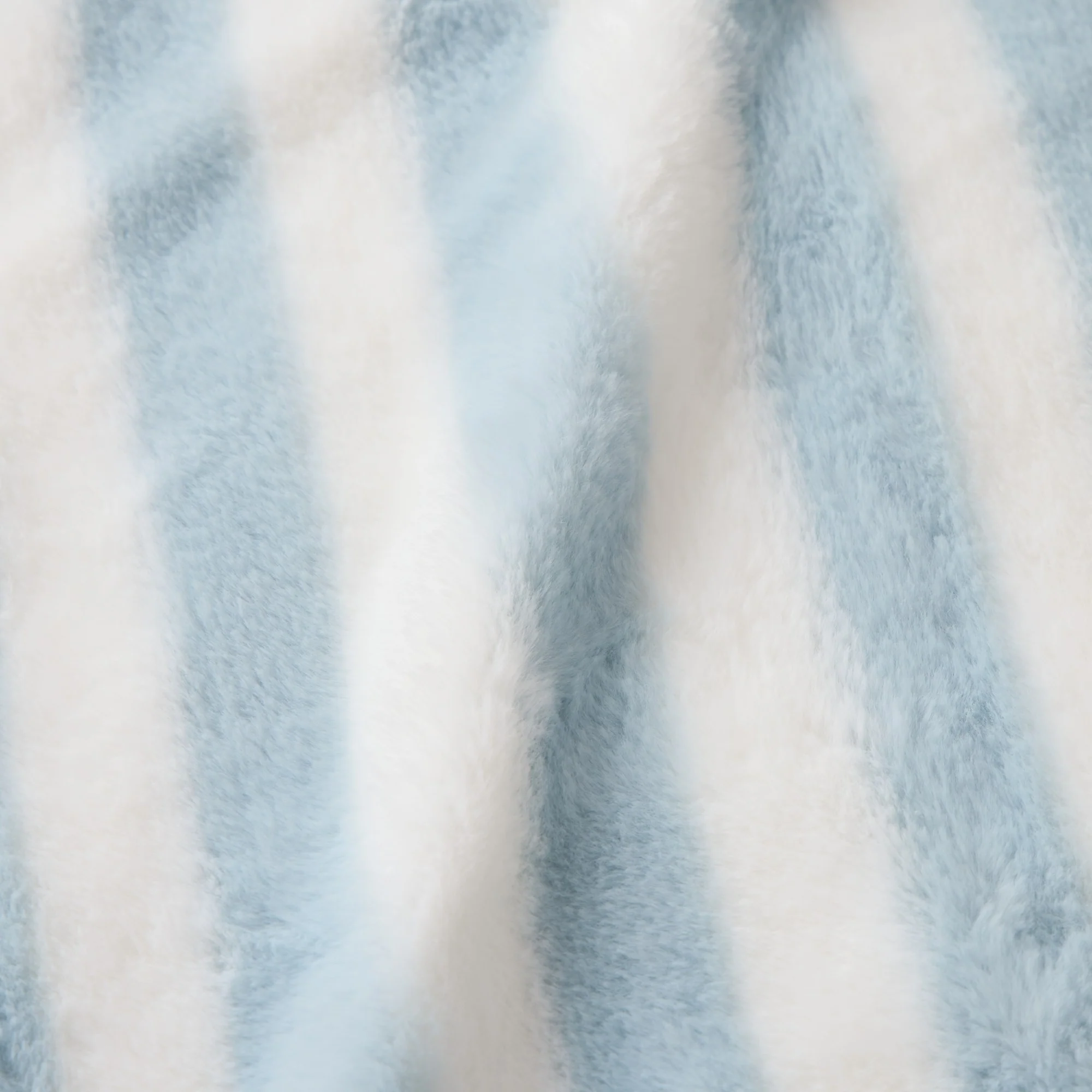 Dreamaker Linea Faux Fur Heated Throw [180x200cm] (Blue) - Image 4