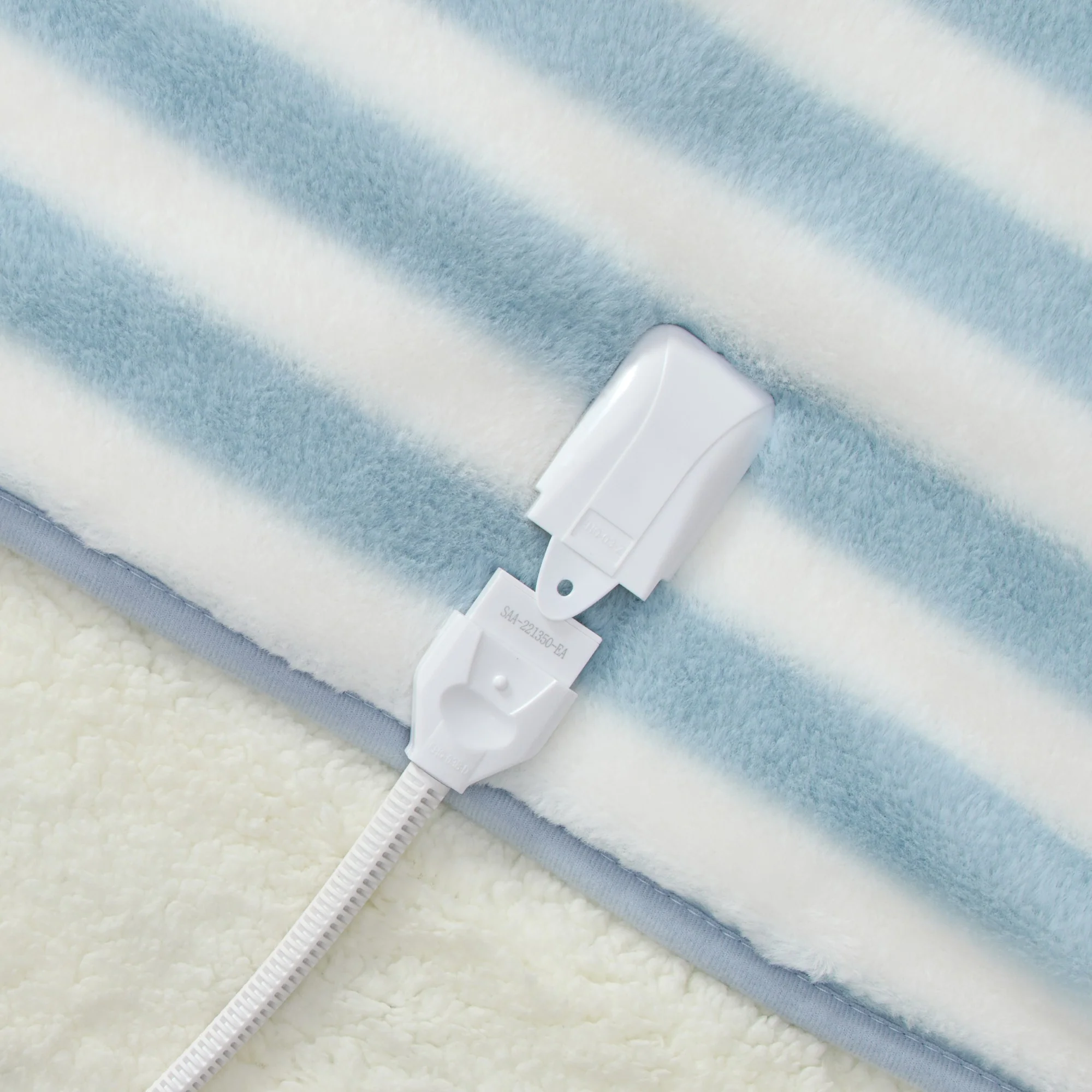 Dreamaker Linea Faux Fur Heated Throw [180x200cm] (Blue) - Image 6