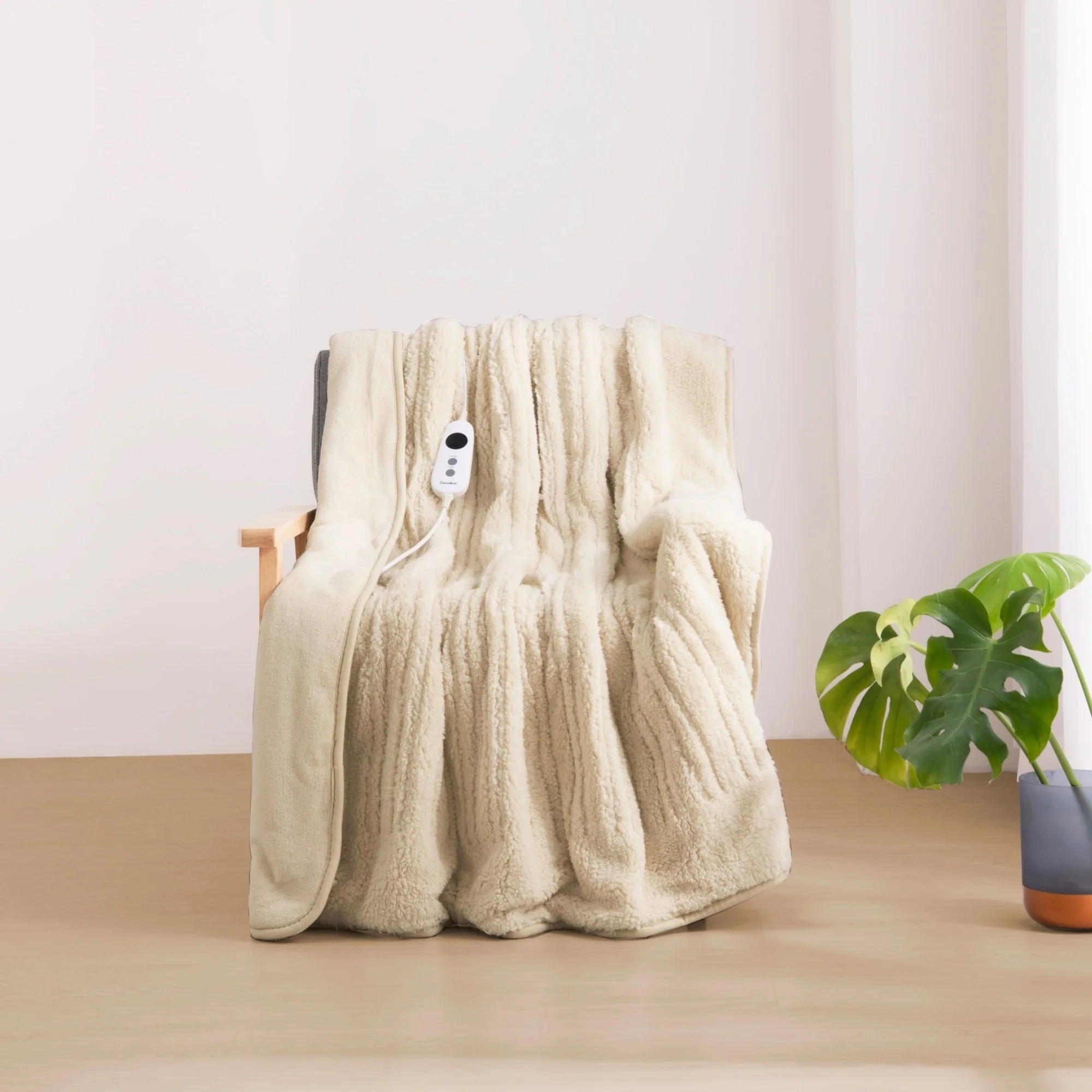 Dreamaker Reversible Sherpa & Coral Fleece Electric Heated Throw Blanket [130x160cm] (Cream) - Image 2