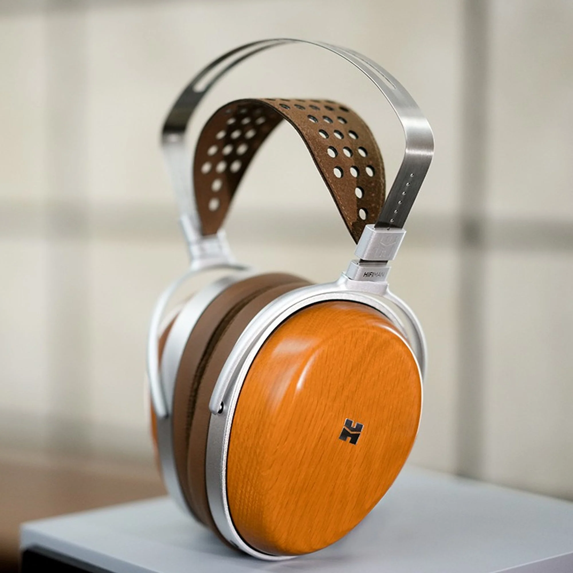 HiFiMAN Audivina Closed Back Planar Magnetic Headphones - Image 2
