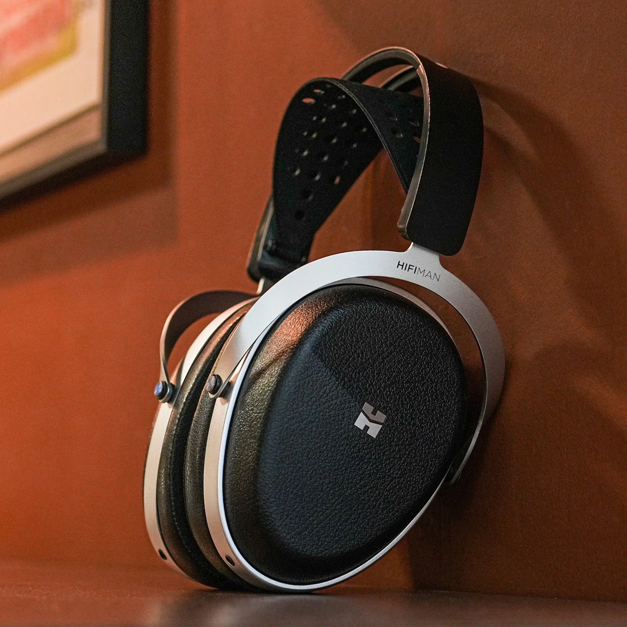 HiFiMAN Audivina LE Closed Back Planar Magnetic Headphones - Image 2