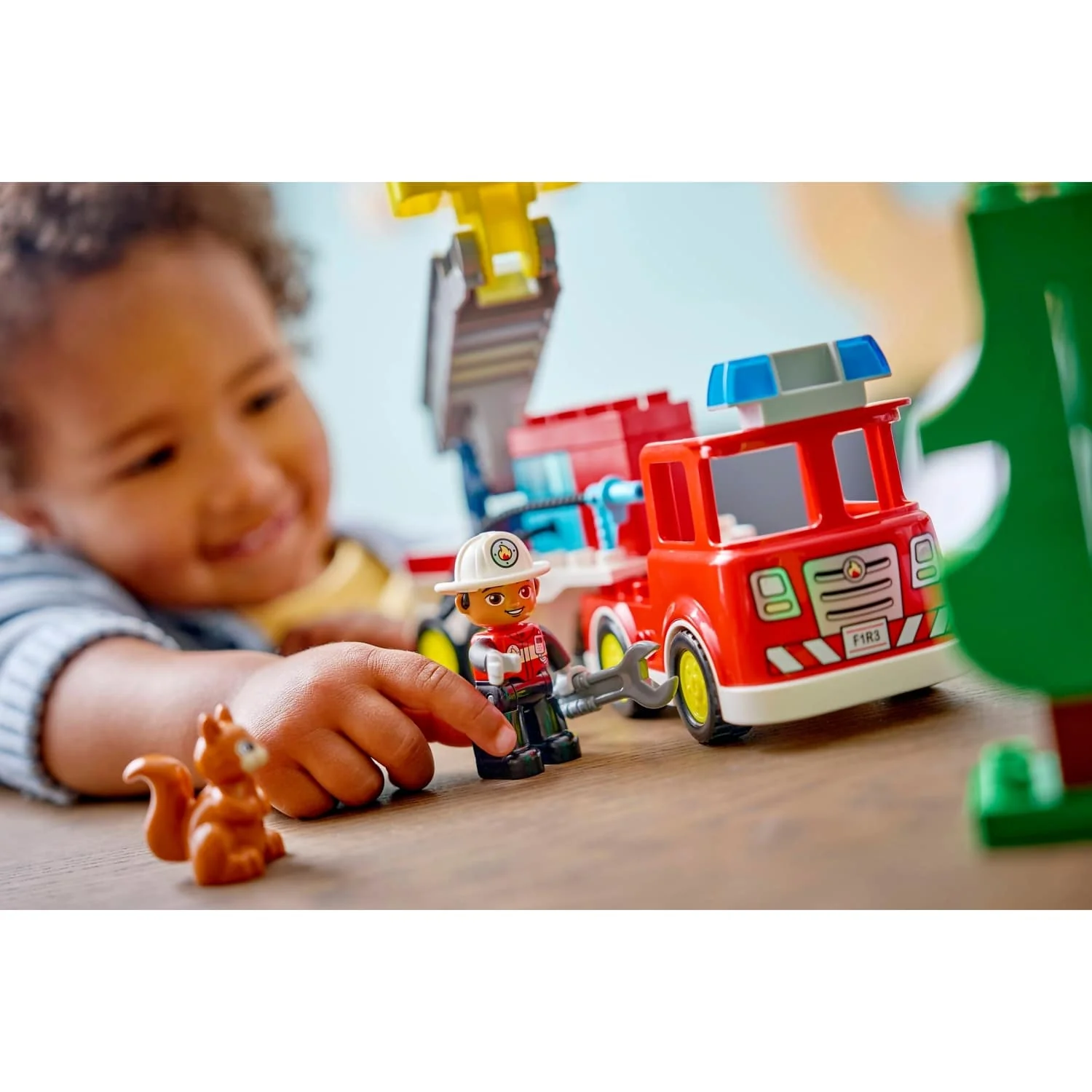 LEGO 10473 Fire Truck with Hose and Firefighter - Duplo - Image 7