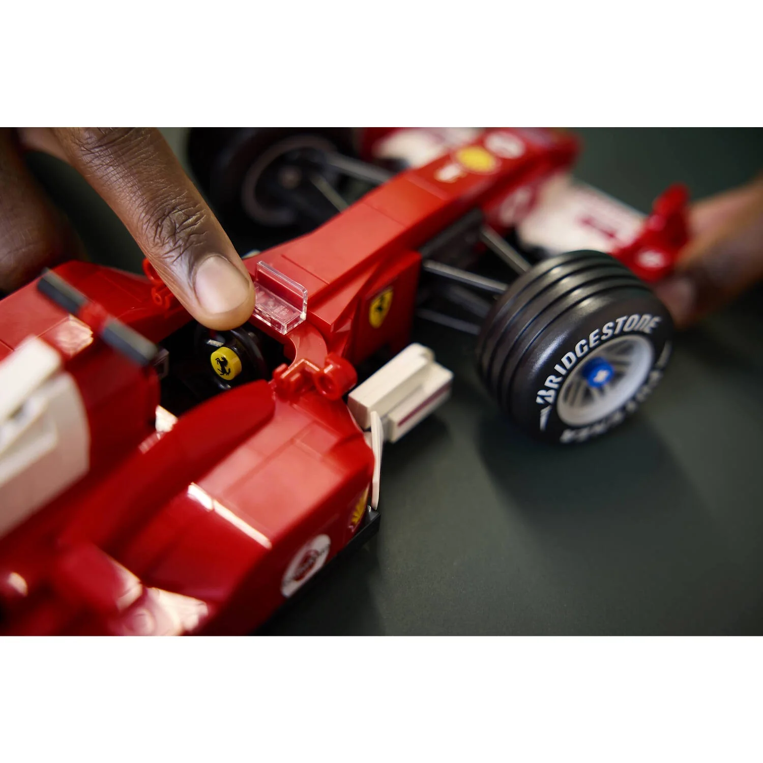 LEGO 11375 Ferrari F2004 and Michael Schumacher - ICONS - Image 5