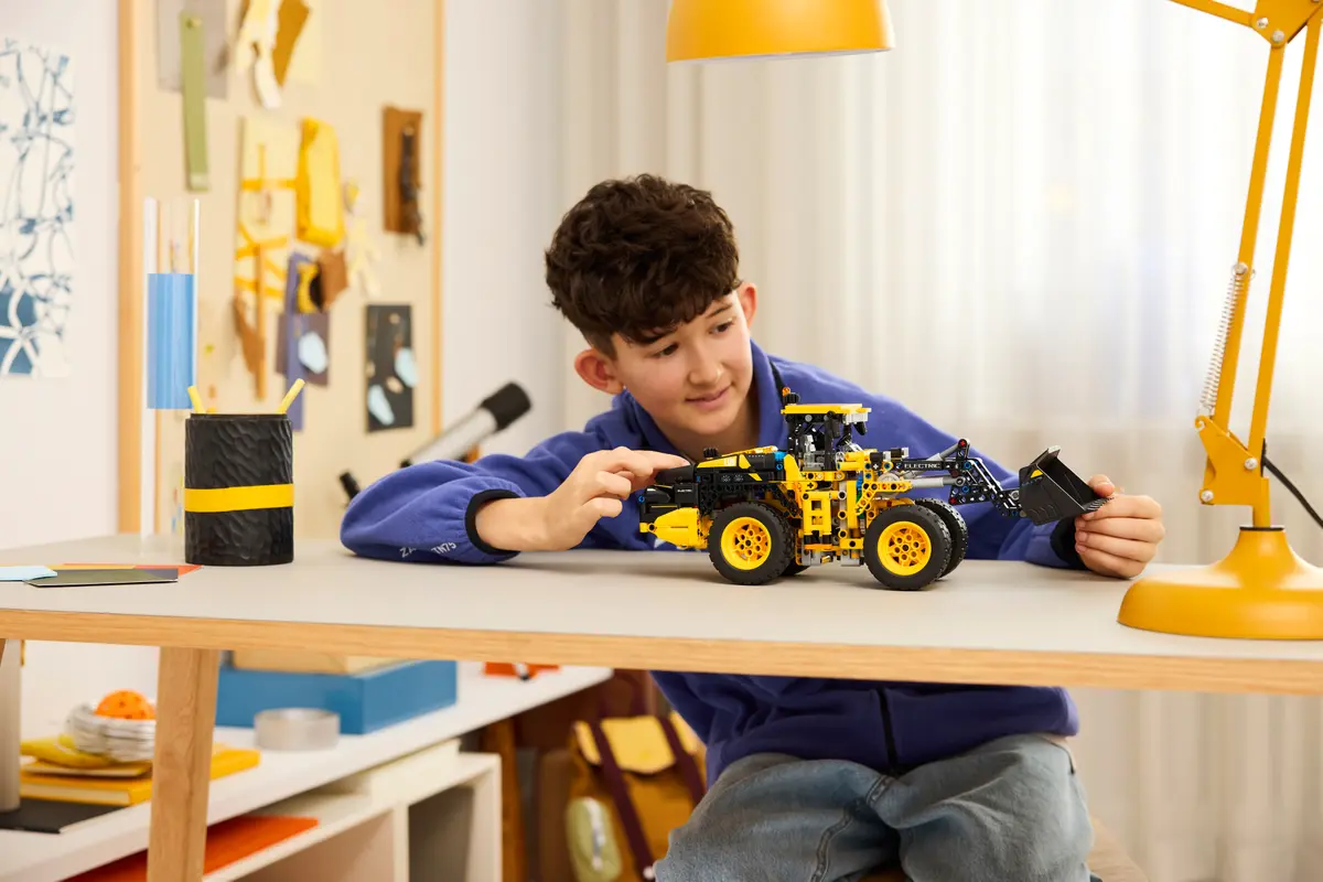LEGO 42209 Volvo L120 Electric Wheel Loader - Technic - Image 7
