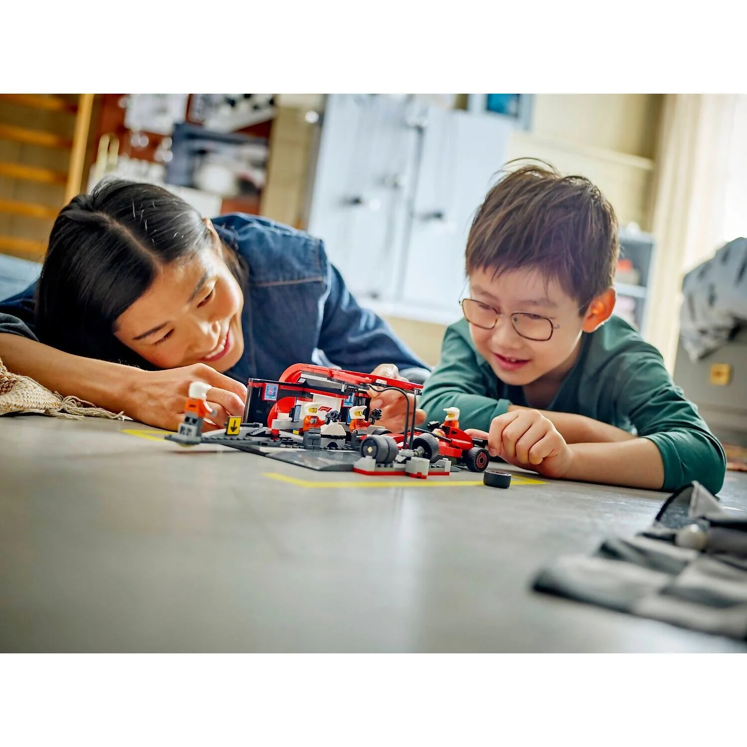 LEGO 60443 F1® Pit Stop & Pit Crew with Ferrari Car - City - Image 6