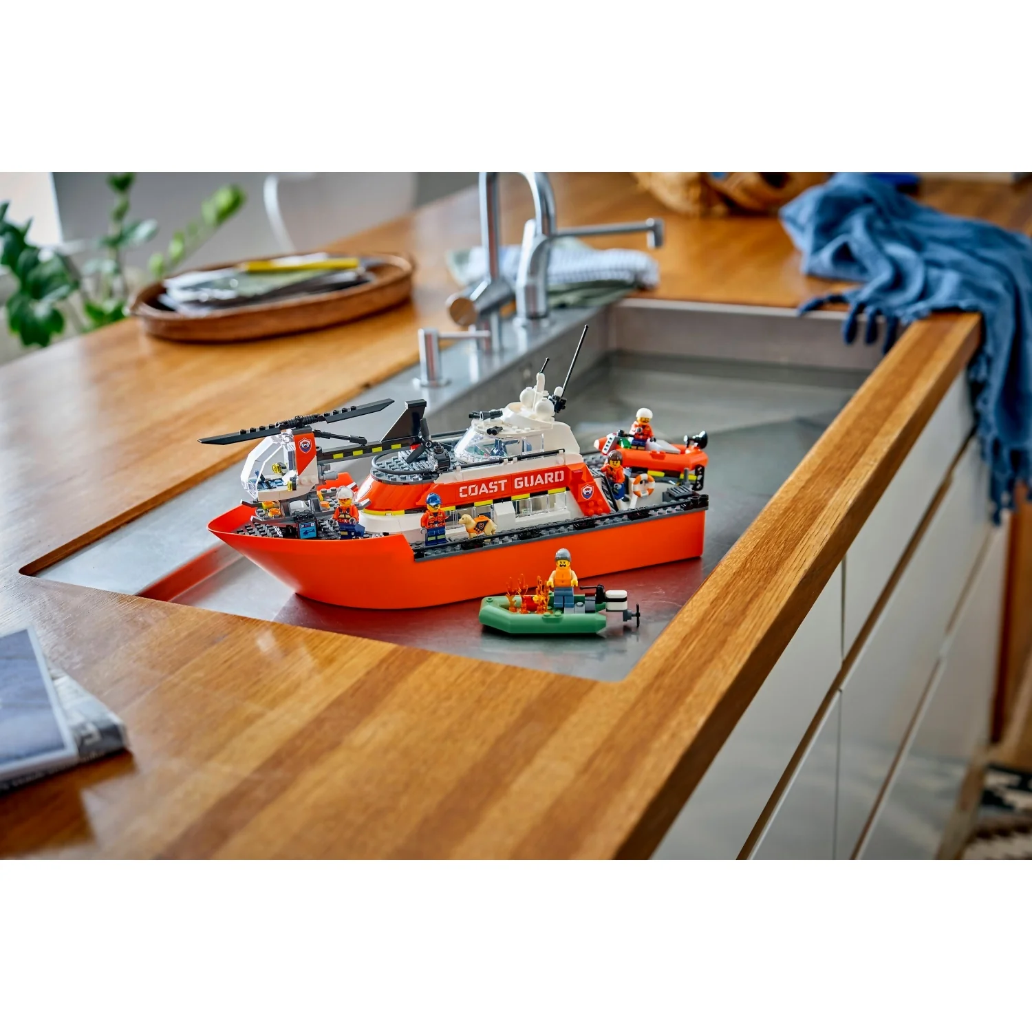 LEGO 60504 Coast Guard Rescue Boat and Helicopter - City - Image 9