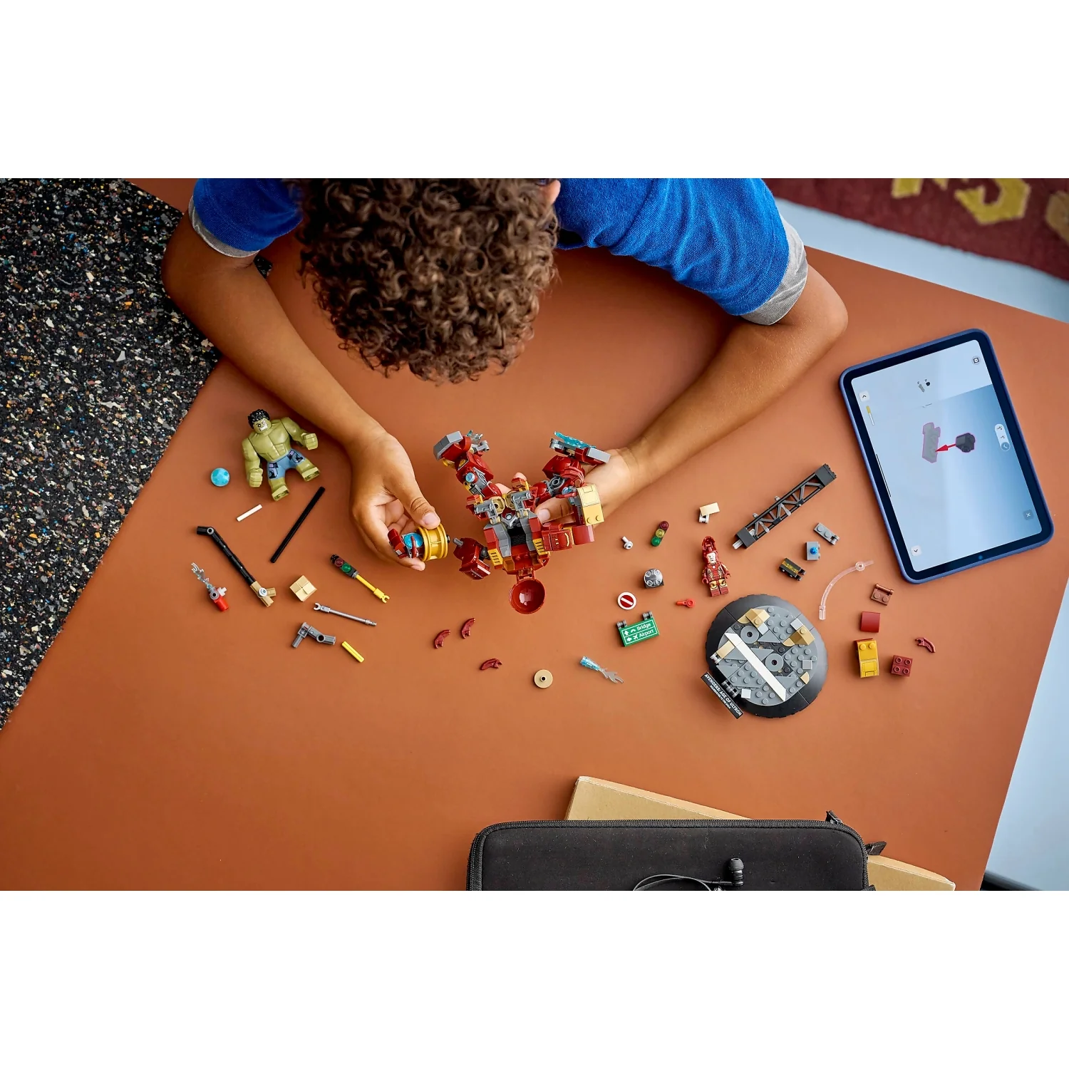 LEGO 76343 Epic Battle: Hulkbuster vs. The Hulk - Marvel Super Heroes - Image 9