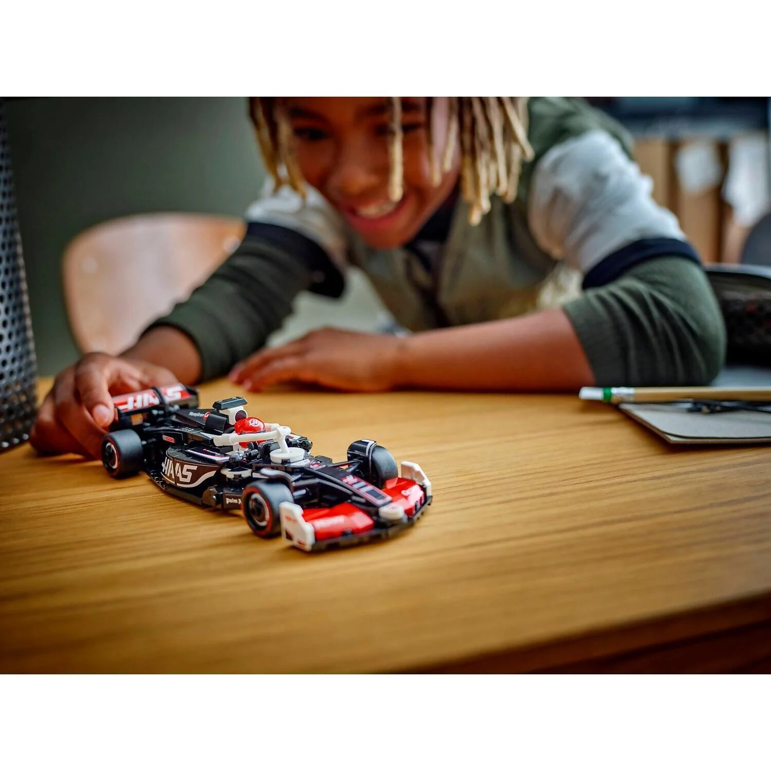 LEGO 77250 MoneyGram Haas F1® Team VF-24 Race Car - Speed Champions - Image 6