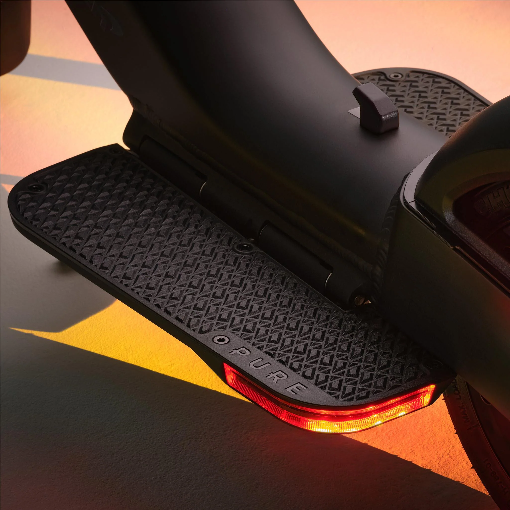 Pure Escape+  900W Electric Scooter (Black) - Image 7