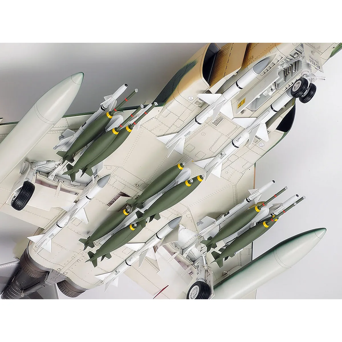Tamiya 1/32 McDonnell Douglas F-4C/D Phantom II Jet Scaled Plastic Model Kit - Image 5