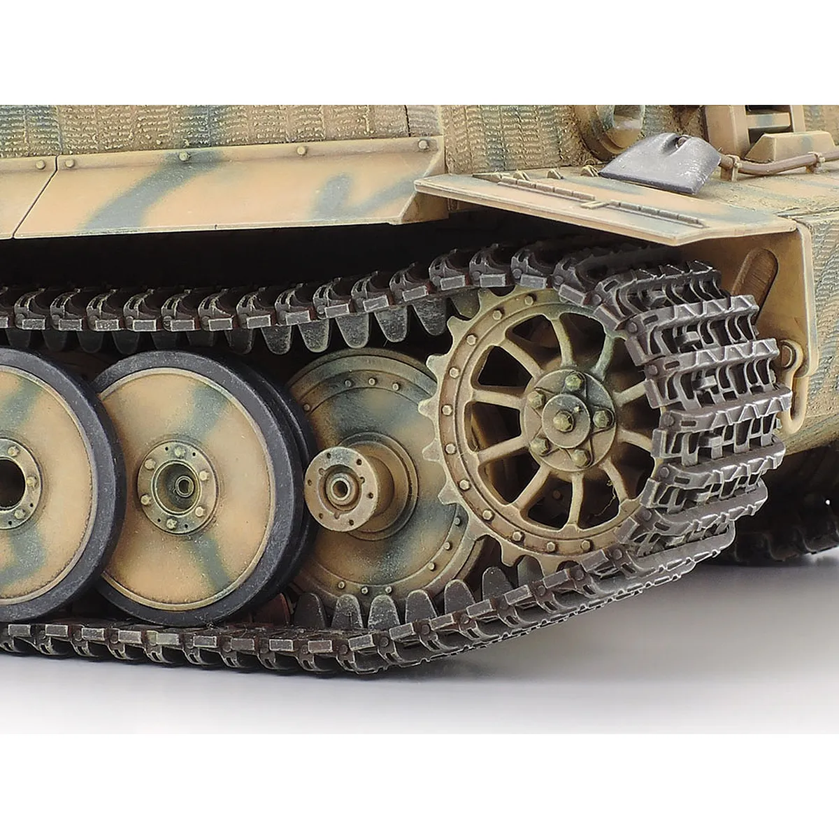 Tamiya 1/35 German Panzerkampfwagen Tiger I (Sd.Kfz.181) Tank Scaled Plastic Model Kit - Image 4
